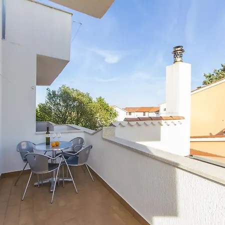 Alison Apartman *