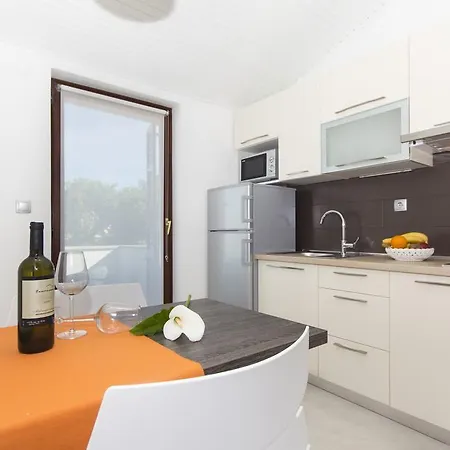 Alison Apartman *